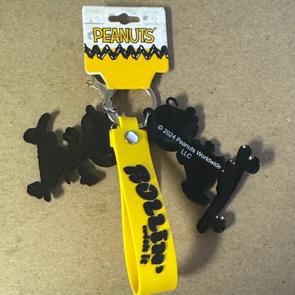 Peanuts Yellow Skateboard Keychain with Snoopy and Charlie Brown - Picture 4 of 4